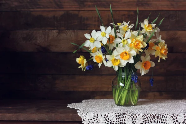Ramo de narcisos de jardín amarillo sobre la mesa. espacio vacío para — Foto de Stock