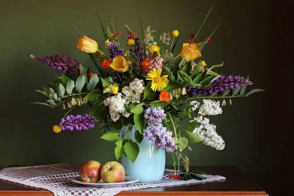 Ramo de verano de flores de jardín en una jarra y manzanas —  Fotos de Stock