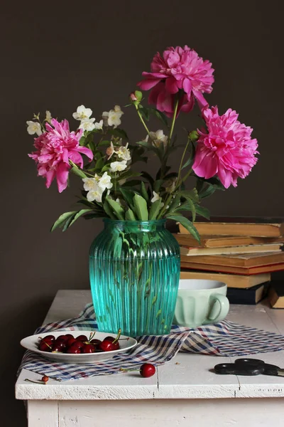 Натюрморт с пионами и вишнями. букет цветов — стоковое фото
