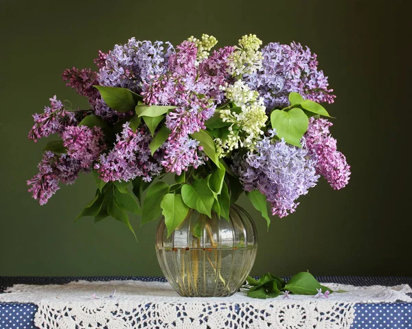 Bukett av vitt och lila lila i en glasvas. — Stockfoto