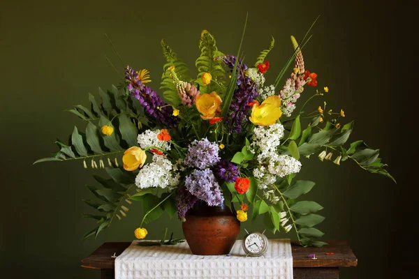 Stillleben mit einem Strauß Gartenblumen und einem Retro-Wecker — Stockfoto