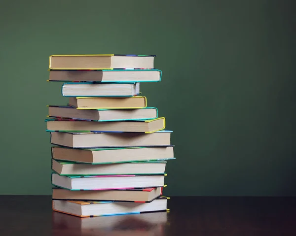 De volta à escola. livros didáticos em capas coloridas. espaço para o seu texto . — Fotografia de Stock