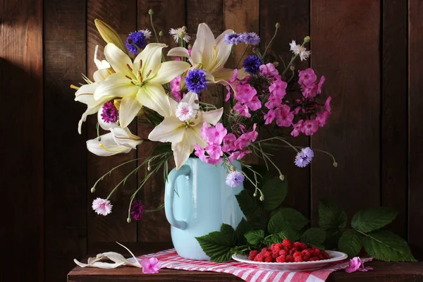Натюрморт с цветами и ягодами. Малина на тарелке и — стоковое фото