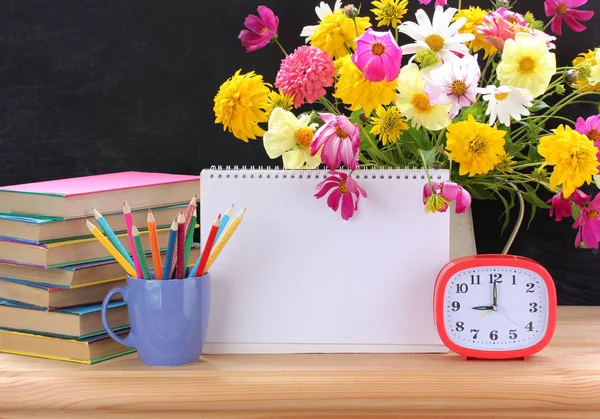 De vuelta a la escuela. Libros de texto, ramo y despertador. Abrir álbum w — Foto de Stock