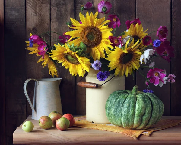 Sonnenblumen und Äpfel. Rustikales Stillleben. — Stockfoto