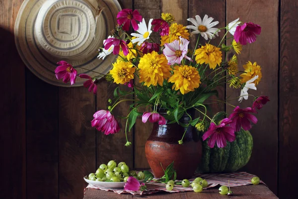 Bouquet de fleurs de jardin et groseilles à maquereau dans le pays . — Photo