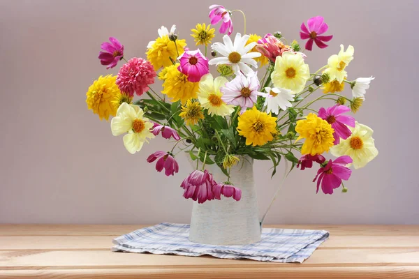 Jardín flores de verano en una jarra sobre la mesa —  Fotos de Stock