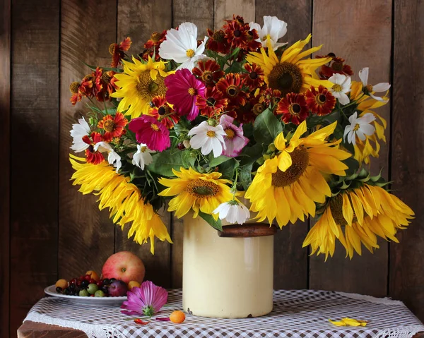 Stilleven met zonnebloemen en andere tuin bloemen, bessen en — Stockfoto