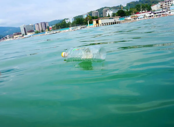 Botella de plástico flotando en el mar. contaminación de la naturaleza . —  Fotos de Stock