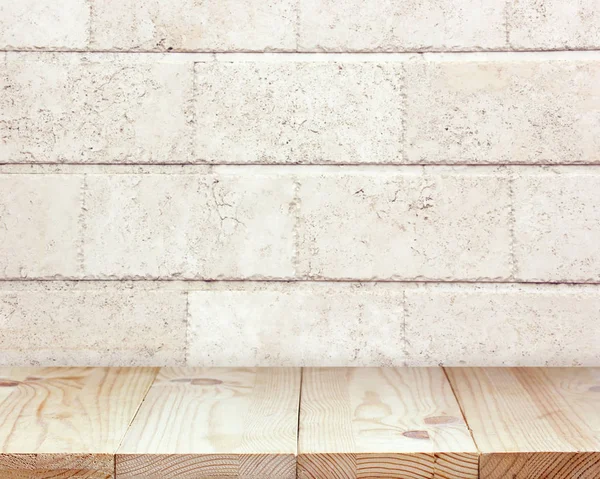 Prázdný dřevěný stůl na pozadí hrubých betonových bloků — Stock fotografie