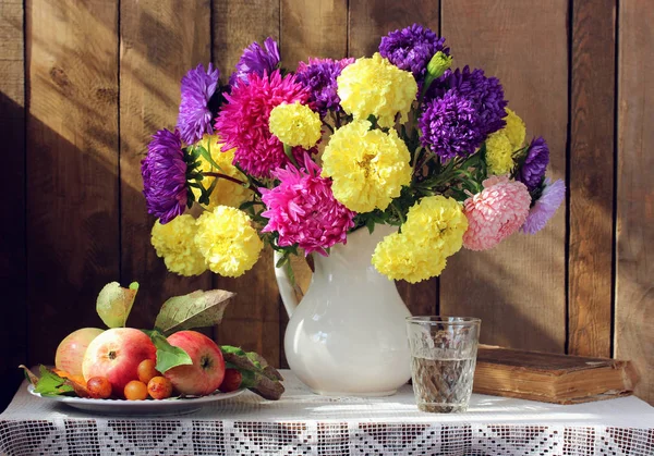 Stillleben mit Blumen im rustikalen Stil. Krug mit Astern — Stockfoto