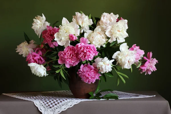Букет розовых и белых пионов — стоковое фото
