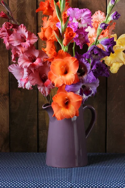 Strauß bunter Gladiolen. Gartenblumen aus nächster Nähe. — Stockfoto