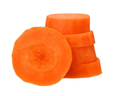 Beyaz arka planda izole edilmiş taze havuç parçaları