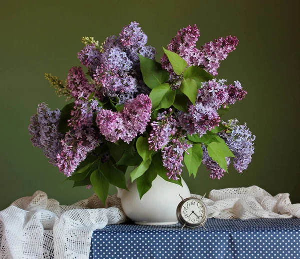 白いジャグに紫色のライラックの花束. — ストック写真