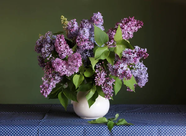 Boeket van paarse lila. voorjaarstuinbloemen — Stockfoto