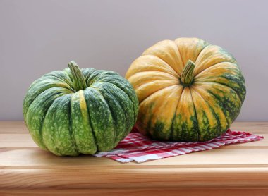 Balkabakları masanın üstünde. iki tam sebze.