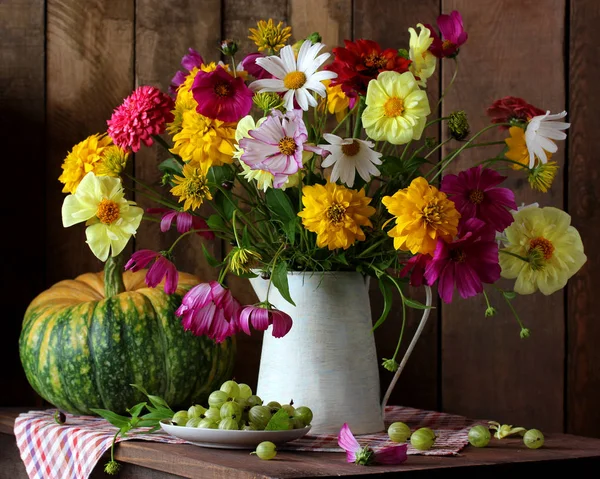 Strauß aus Gartenblumen, Stachelbeeren und Kürbis. — Stockfoto