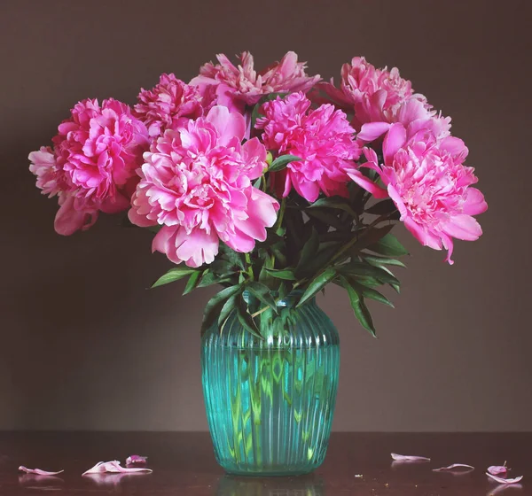 テーブルの上のガラスの花瓶にピンクの牡丹の花束 庭の花 — ストック写真