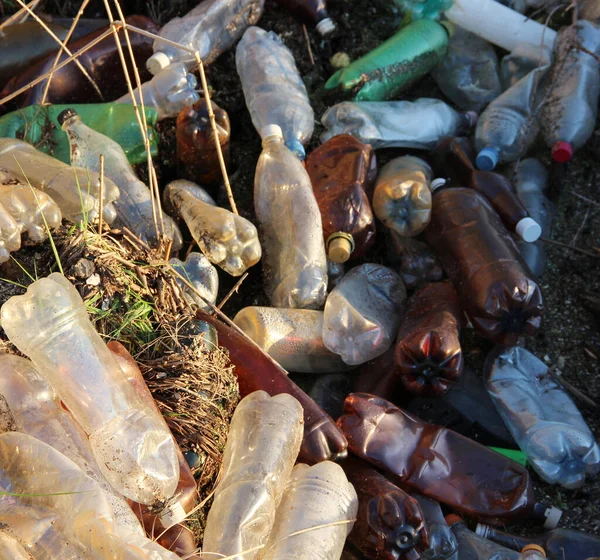 Pila Botellas Plástico Sucio Vista Superior Concepto Contaminación Ambiental Con —  Fotos de Stock