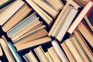 Kitap arkaplanı. Bir yığın ciltli kitap, üst manzara. kitaplık, edebiyat, eğitim.