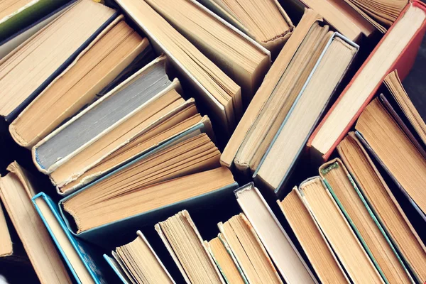 本の背景 ハードカバーの本の山トップビュー 図書館文学教育 — ストック写真