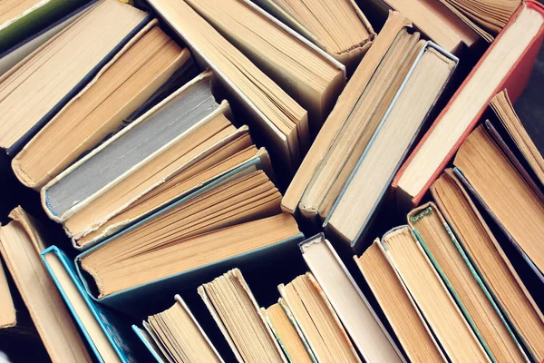 Kitap arkaplanı. Bir yığın ciltli kitap, üst manzara. kitaplık, edebiyat, eğitim.