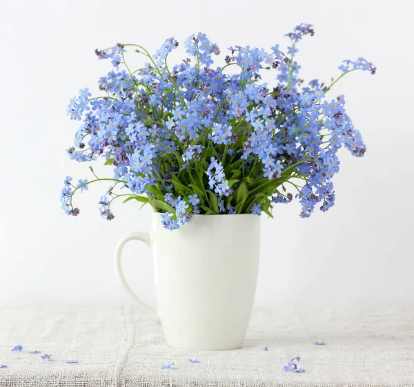 Boeket Van Blauwe Vergeet Nietjes Een Witte Mok Een Lichte — Stockfoto