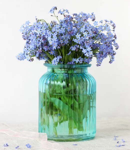 Azul Forget Nots Jarrón Cristal Sobre Una Mesa Con Mantel —  Fotos de Stock