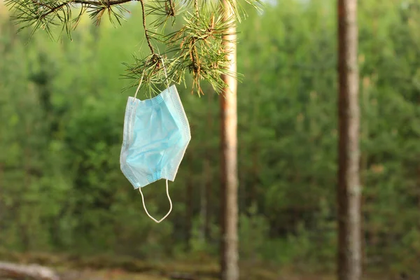 Máscara Médica Usada Sucia Cuelga Una Rama Bosque Basura Contaminación —  Fotos de Stock