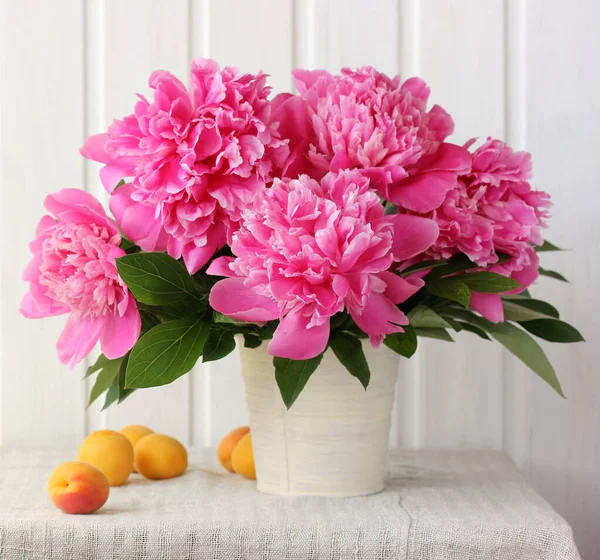 Peonías Rosadas Albaricoques Exuberante Ramo Flores Jardín Frutas Mesa Enfoque —  Fotos de Stock