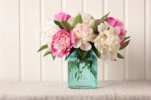 Букет Розовых Пионов Светлом Фоне Цветы Стеклянной Вазе — стоковое фото