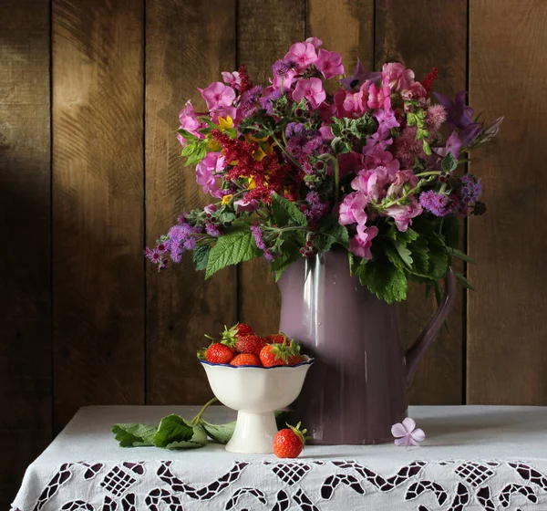 Stilleven Met Tuinbloemen Kruik Rijpe Aardbeien Een Tafel Met Kant — Stockfoto