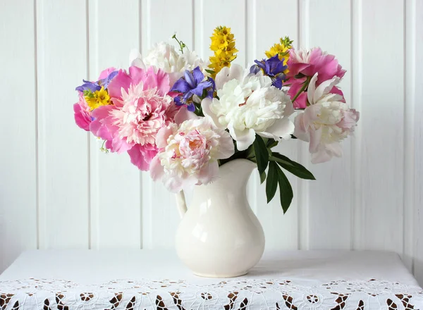 Csokor Bazsarózsa Egyéb Kerti Virágok Egy Fehér Kancsó Asztalon — Stock Fotó