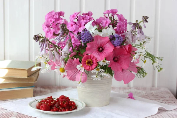 Rosa Gartenblumen Himbeeren Und Johannisbeeren Auf Dem Tisch Vor Hellem — Stockfoto