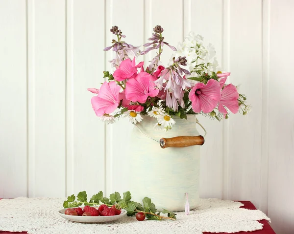 Helles Stillleben Mit Gartenblumen Und Beeren Komposition Mit Einem Bouquet — Stockfoto