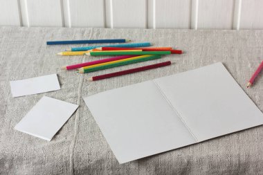 Model, sahne yaratıcısı. Masanın üzerinde boş beyaz kağıt ve kartpostallar var. nesne veya metin için arkaplan, arkaplan, boşluk.