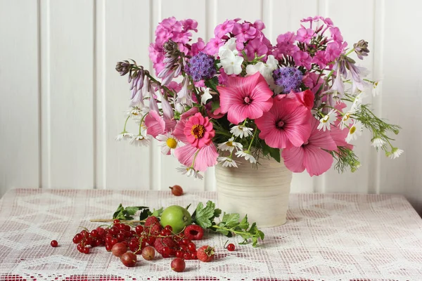 Lumière Nature Morte Avec Bouquet Fleurs Jardin Baies Sur Table — Photo