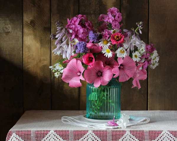 在黑暗的木板背景上 桌上放着一束明亮美丽的花园花朵 — 图库照片