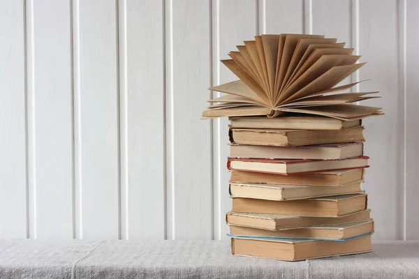 Pila Libros Antiguos Sobre Mesa Sobre Fondo Claro Libro Abierto — Foto de Stock