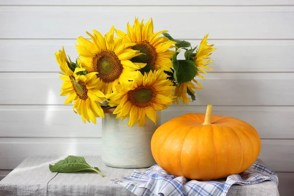 Ein Strauß Sonnenblumen Und Ein Kürbis Auf Dem Tisch Vor — Stockfoto