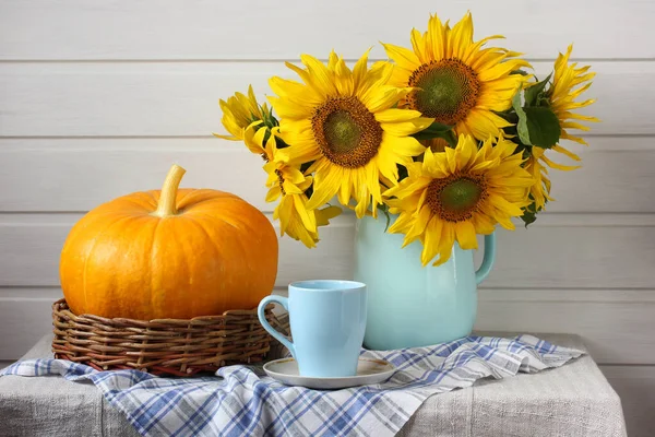 Boeket Zonnebloemen Een Kruik Een Pompoen Tafel Een Lichte Achtergrond — Stockfoto