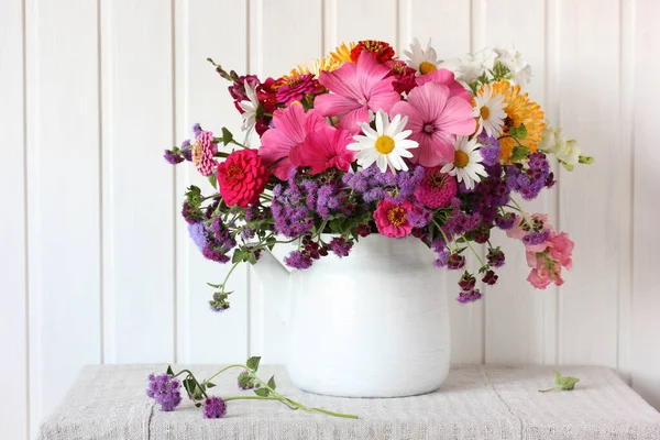 Bouquet Fleurs Jardin Dans Une Théière Blanche Lumière Nature Morte — Photo