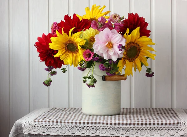 Csokor Napraforgó Vörös Dália Asztalon Kerti Virágok Egy Doboz Egy — Stock Fotó