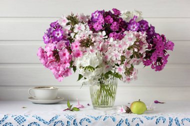 Beyaz, pembe ve mor Phlox buketi. Bahçe çiçekleri cam vazoda.