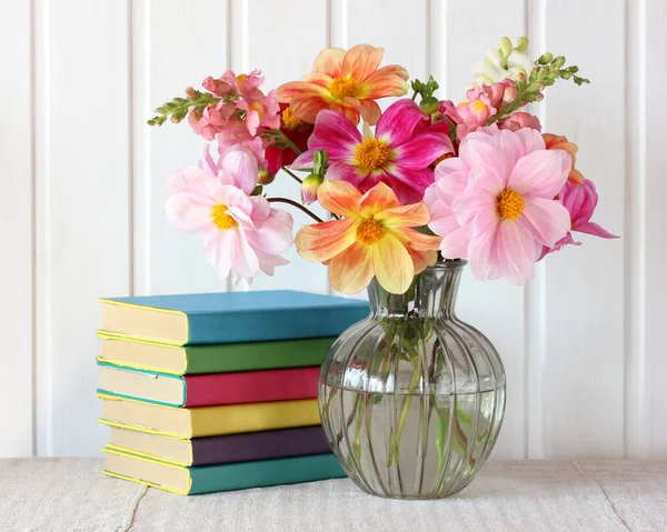 Ramo Dalias Libros Texto Cubiertas Color Vuelta Escuela Naturaleza Muerta — Foto de Stock