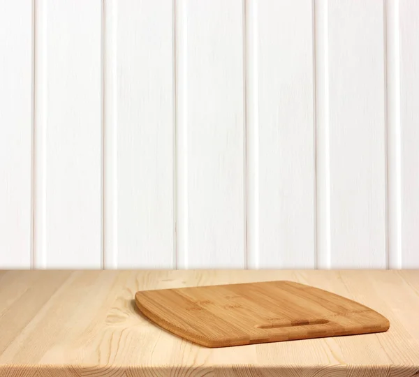 Άδειο Τραπέζι Λευκό Ξύλινο Τοίχο Κουζίνα Εσωτερικό Πάγκος Πίνακα Κοπής — Φωτογραφία Αρχείου