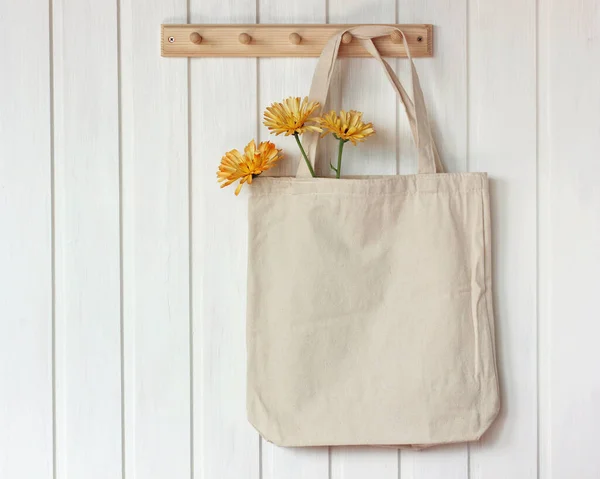 Lichte Lappenzak Met Bloemen Hangt Aan Een Witte Houten Muur — Stockfoto