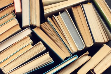 Kitapların arkaplanı, yukarıdan manzara. kitaplık, hardcover ders kitapları.