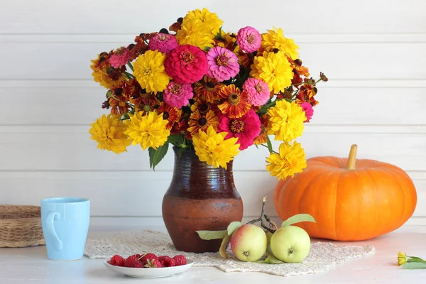 秋はまだ花束とリンゴで生活しています 素朴なインテリアのテーブルの上の庭の花 — ストック写真